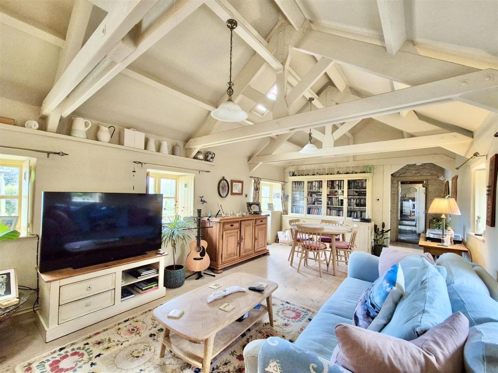 Lot: 109 - THATCHED DECEPTIVELY SPACIOUS DETACHED COTTAGE WITH GARDENS AND PARKING - Living dining room